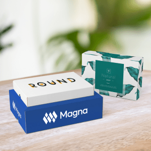 Boîte d'expédition avec couvercle